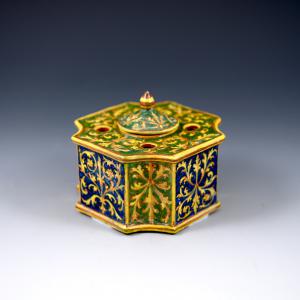 Calamaio ottagonale con decoro a grottesche
